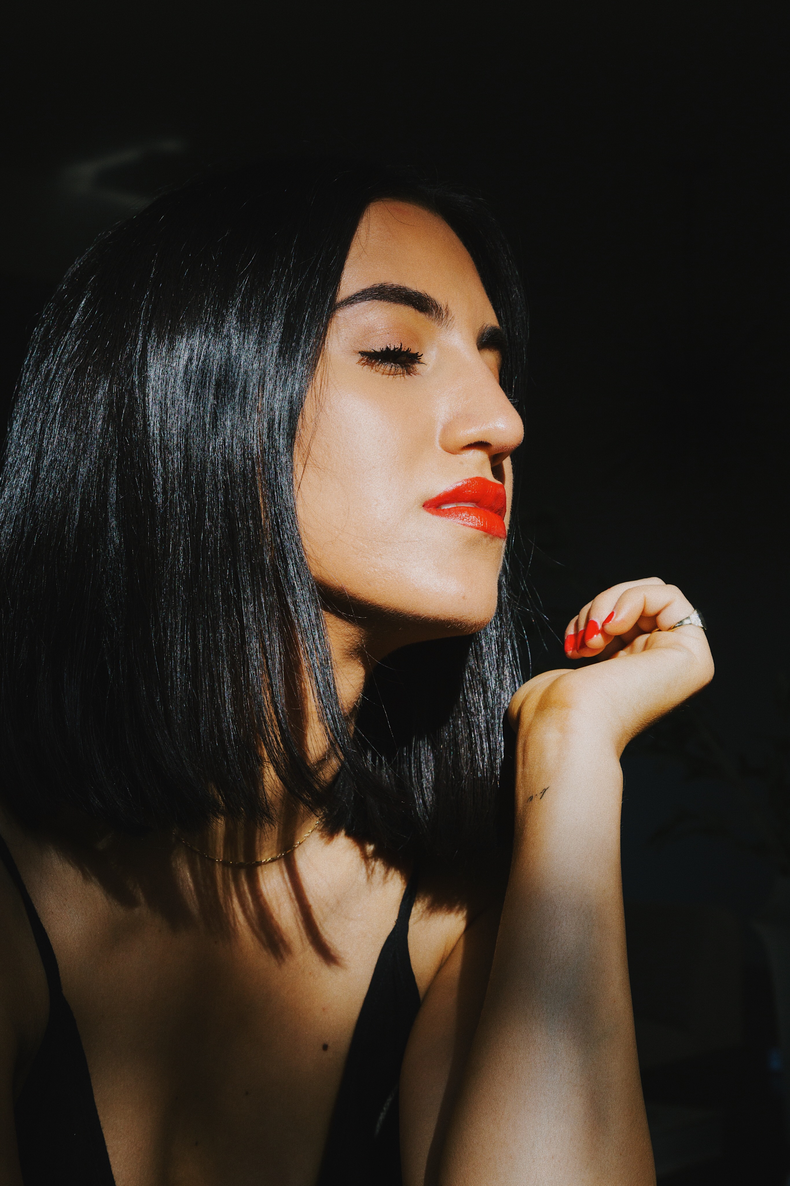 Bold Red Lips | TSARIN.COM | Date Night Makeup