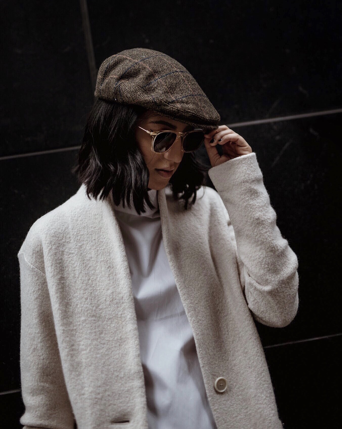 LA blogger, Tania Sarin wearing aritzia hat with wavy hair talking about hair products