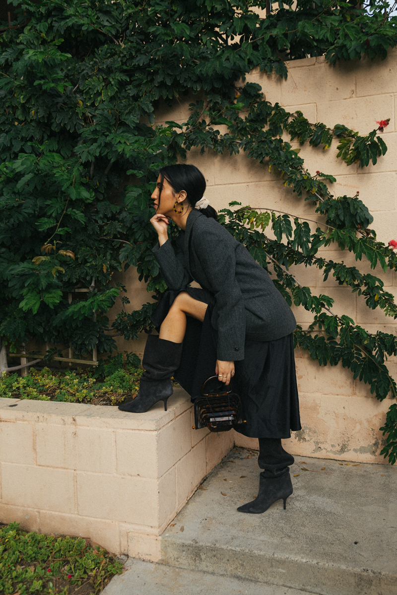 How to wear slouchy boots | TSARIN.COM | yeezy knee high boots, black slouchy boots